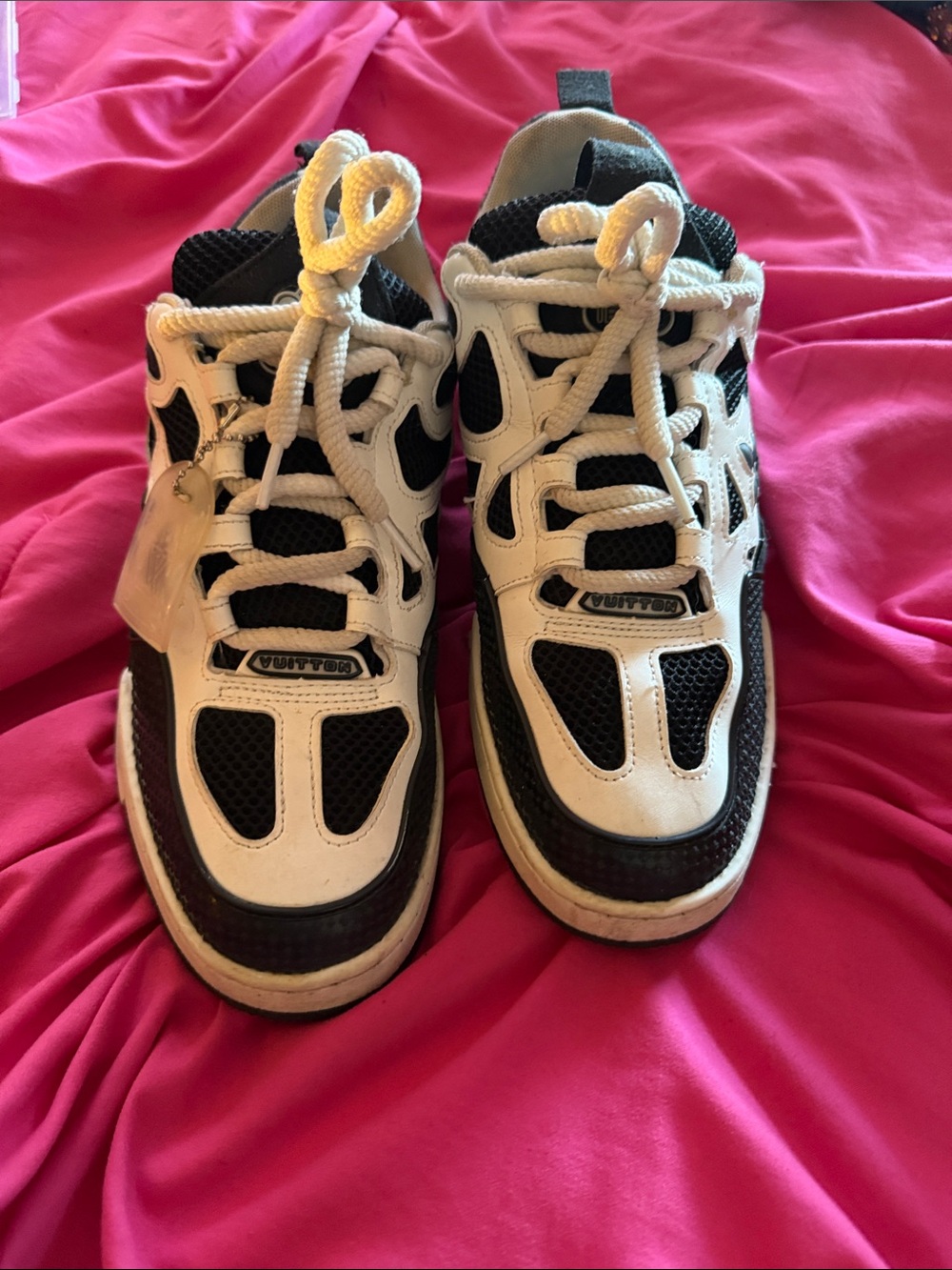 Louis Vuitton Men Black and White LV Low-Top Sneaker Size 11 - Men